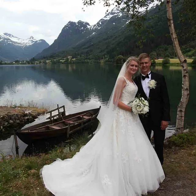 Brudepar foran fjord og fjell