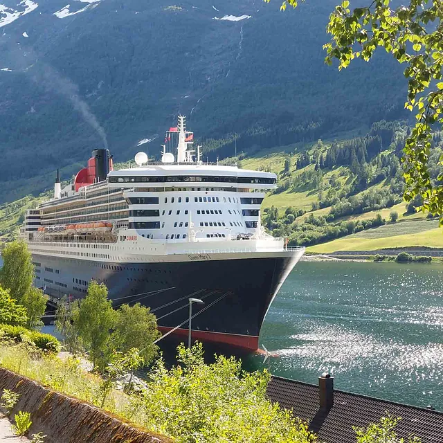 Cruicebåt går langs fjord
