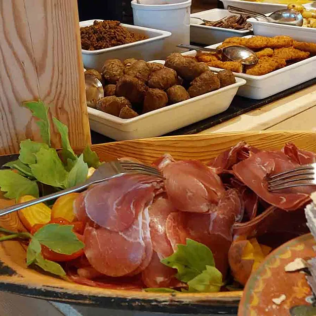 Nærbilde av en delikat og fargerik matbuffet med tilrettelagte fat og ferske råvarer.