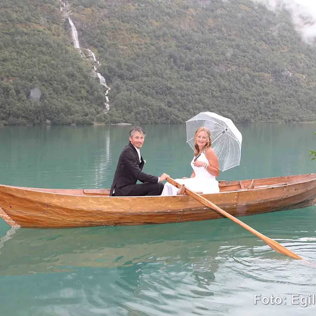 Brudepar ute i robåt ute på fjord