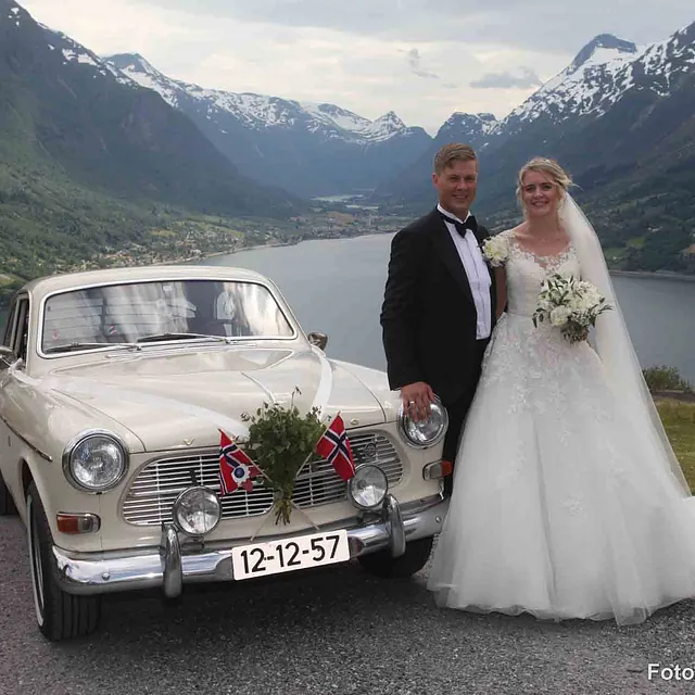 Brudepar og gammel veteranbil