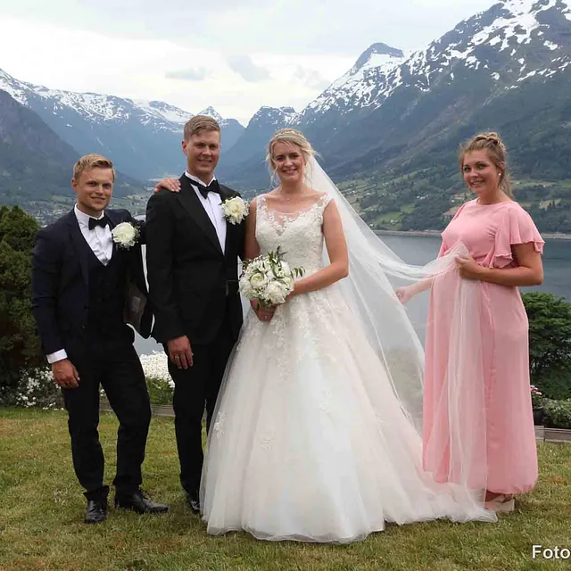 Brudepar med forlovere foran fjord i Olden